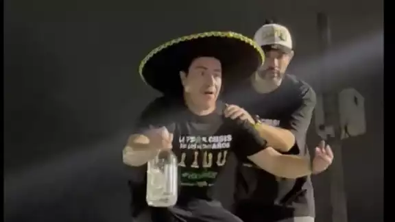 La celebración se extendió hasta altas horas de la noche La celebración se extendió hasta altas horas de la noche