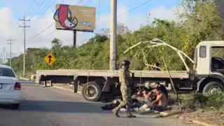 El camión perdió el control, brincó el camellón y terminó fuera de la carretera.
