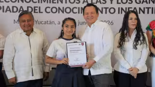 Gobernador Joaquín Díaz Mena reconoce excelencia académica de estudiantes yucatecos