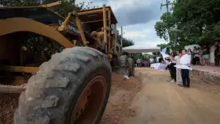 El gobernador Joaquín Díaz Mena inició la reconstrucción de calles en Tekal de Venegas