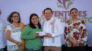 Becas Juventudes Renacimiento llegan a estudiantes de la UTM