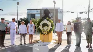 Se colocó un arreglo floral en el busco a Venustiano Carranza en Mérida
