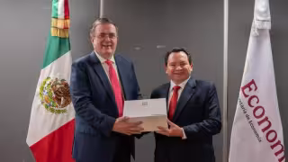 Joaquín Díaz Mena y Marcelo Ebrard revisan inversiones por más de 111 mil millones de pesos en Yucatán.