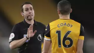 David Coote pitando un duelo de la Premier