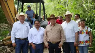Mejoran producción agrícola con la construcción de Caminos Renacimiento