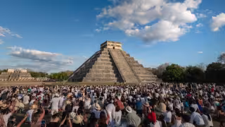 Más de 15 mil visitantes presencian descenso de Kukulcán en Chichén Itzá