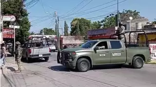 Elementos de fuerzas federales y estatales catean una vivienda en la López Mateos de Mérida