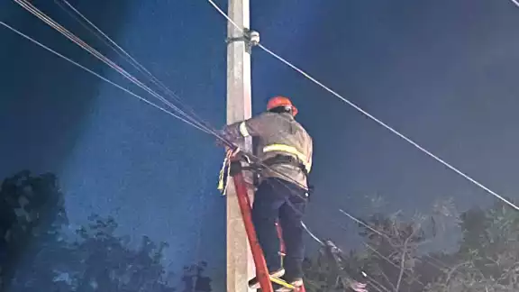 Trabajadores de la paraestatal aseguran que los problemas se deben a la saturación de las líneas, de manera irregular Trabajadores de la paraestatal aseguran que los problemas se deben a la saturación de las líneas, de manera irregular