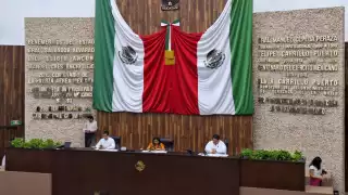 Diputados aprueban la toma de protesta de Joaquín Díaz Mena en la Plaza Grande de Mérida