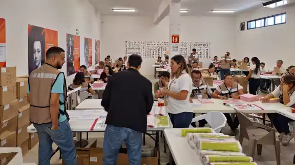 Personal del Iepac se encarga del sellado de las boletas Personal del Iepac se encarga del sellado de las boletas