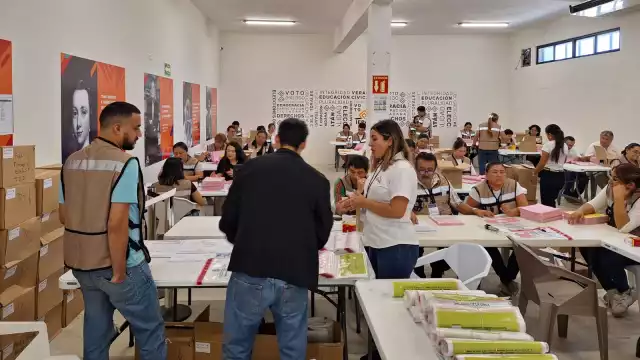 Personal del Iepac se encarga del sellado de las boletas
