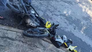 Paramédicos auxiliaron al motociclista y lo trasladaron a un hospital