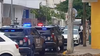 Elementos policiacos dejaron encerrado al hijo del hombre que detuvieron.