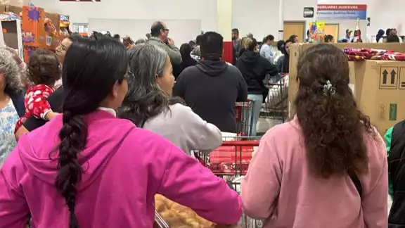 Largas filas en Costco en Navidad muestran la enorme demanda.