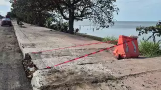 Registro sin tapa y acera dañada ponen en riesgo a peatones en el malecón de Champotón