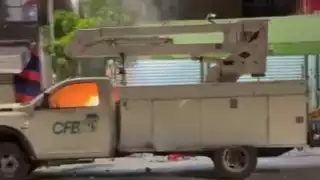 Vecinos de Playa del Carmen incendian camioneta de la CFE como protesta por cortes de energía