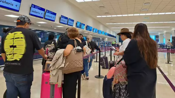 Pasajeros del aeropuerto de Mérida esperan en los mostradores de las aerolíneas Pasajeros del aeropuerto de Mérida esperan en los mostradores de las aerolíneas