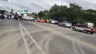 Habitantes Miguel Hidalgo y cercanía, realizan bloqueo en carretera Bacalar-Limones.