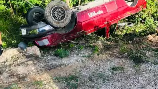 Vehículo termina volcado en carretera Bacalar-Felipe Carrillo Puerto