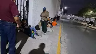 Descubre largas filas formadas antes del amanecer