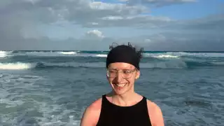 Alejandro el día que entró al mar para salvar a su amiga, según su madre.