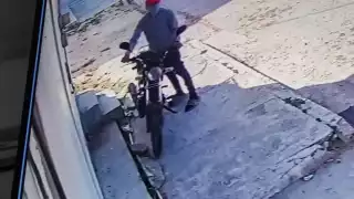 Videograban a presuntos ladrones de motocicleta