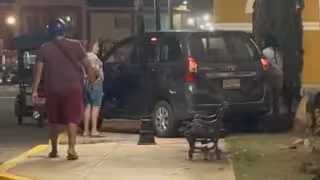 Conductora huye tras causar daños en el centro; policía logra acuerdo