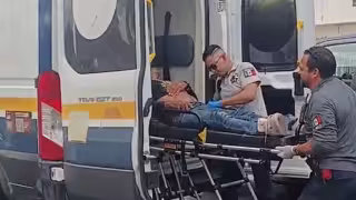 El hombre lesionado fue atendido por los paramédicos en el lugar y trasladado.