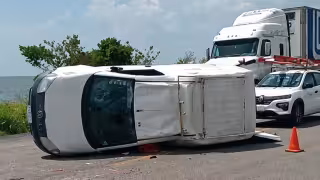 Volcadura en carretera Campeche–Carmen: solo daños materiales