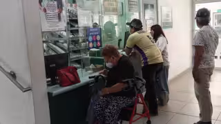 Desabasto obliga a derechohabientes a comprar medicinas en farmacias privadas