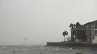 El huracán azotó con su fuerza categoría 2 la costa de Estados Unidos.