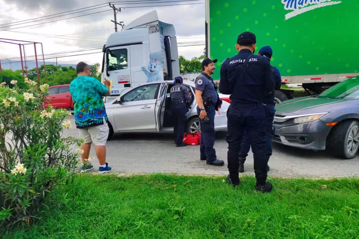 Se registra una carambola entre tres vehículos en la Av. López Portillo ...