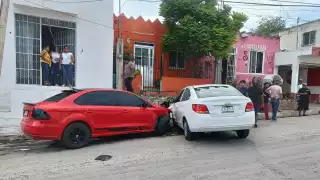 En Samulá, un conductor de Aveo perdió el control y chocó contra un auto estacionado y un muro de concreto.