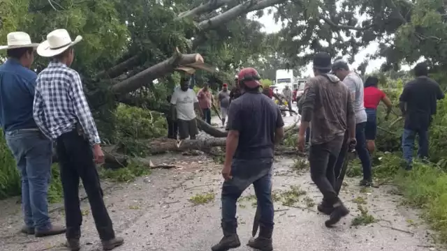 Los pobladores fueron los que trabajaron para restablecer el servicio de energía eléctrica.