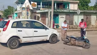 Conductor se pasa el alto y provoca choque con motociclista en José María Morelos