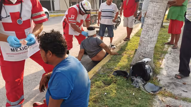 Violento impacto contra palmera deja a dos hombres heridos