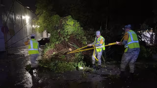 Elementos del Plan DN-III-E auxilian a la población en caso de desastres naturales.