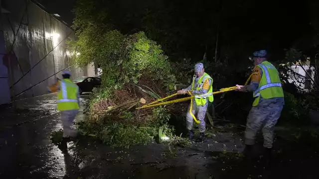 Elementos del Plan DN-III-E auxilian a la población en caso de desastres naturales.