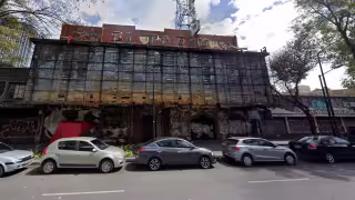 El edificio de 'El Patio' colapsó, dejando seis heridos y dos autos aplastados