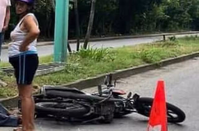 Motociclista se derrapa en el pavimento por exceso de velocidad en Chetumal