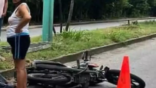 Motociclista se derrapa en el pavimento por exceso de velocidad en Chetumal