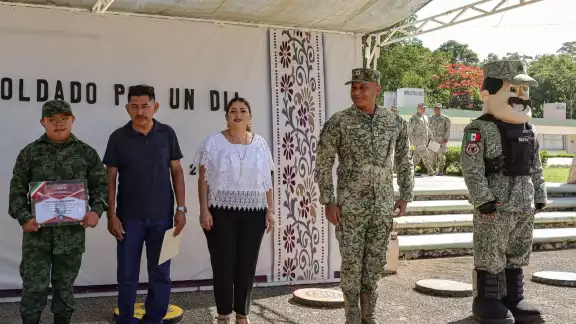El joven Samuel Antonio Canul Couoh es distinguido como Soldado Honorario por un día