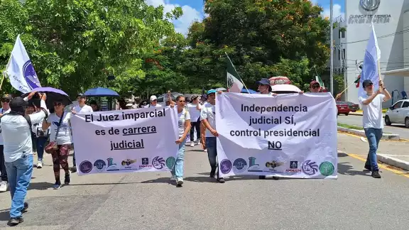 Los empleados del Poder Judicial marcharon en la avenida Itzaes Los empleados del Poder Judicial marcharon en la avenida Itzaes