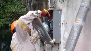 Personal de la CFE dio mantenimiento al medidor de las bombas, mientras que personal de Agua Potable realizó el cambio de uno de los equipos afectados