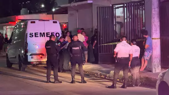 Elementos policiacos llegaron al lugar de los hechos para acordonar la escena. Elementos policiacos llegaron al lugar de los hechos para acordonar la escena.