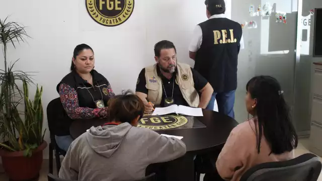 El menor acudió a la FGE en compañía de su madre
