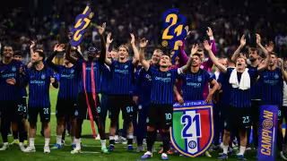 Los jugadores del Inter celebraron el título asegurado con la afición.