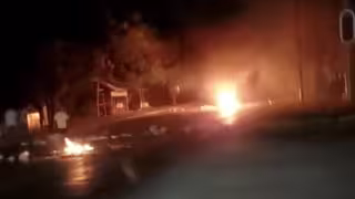 Los habitantes afectados realizaron un bloqueo y prendieron fuego sobre la vía.