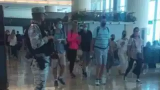 Activan protocolos internacionales de seguridad en el AIC para la detención de un pasajero