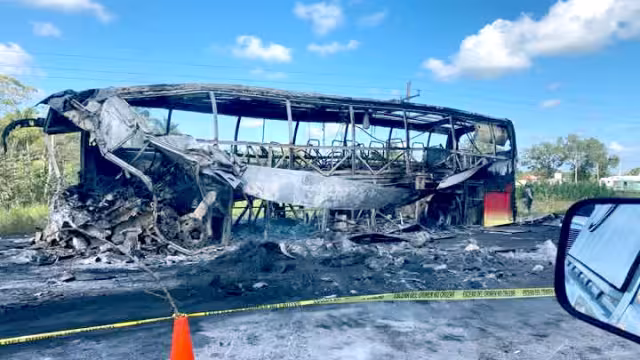 Familiares aseguraron que las autoridades solo se preocuparon abrir el paso vehicular, y no la recolección de pruebas y restos de las personas.